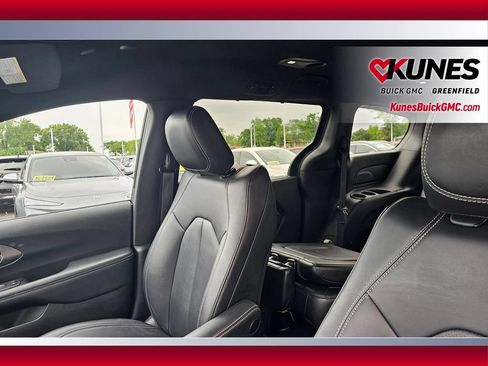 Used 2025 Chrysler Pacifica Select FWD image 17