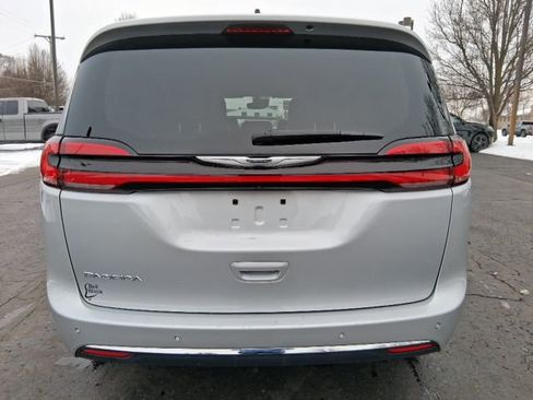 Used 2024 Chrysler Pacifica Touring-L image 4