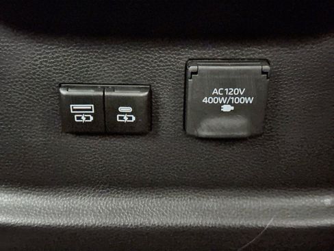 Used 2025 Toyota Tundra Limited AWD/4WD image 39