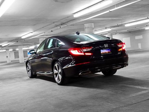 Certified 2018 Honda Accord Touring image 5