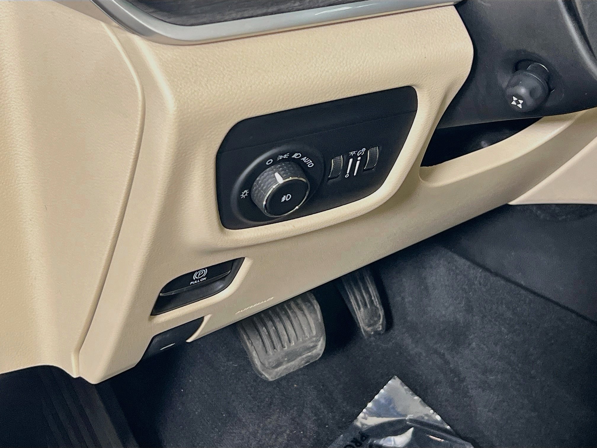 Used 2023 Jeep Grand Cherokee Limited w/ Luxury Tech Group II AWD/4WD image 10