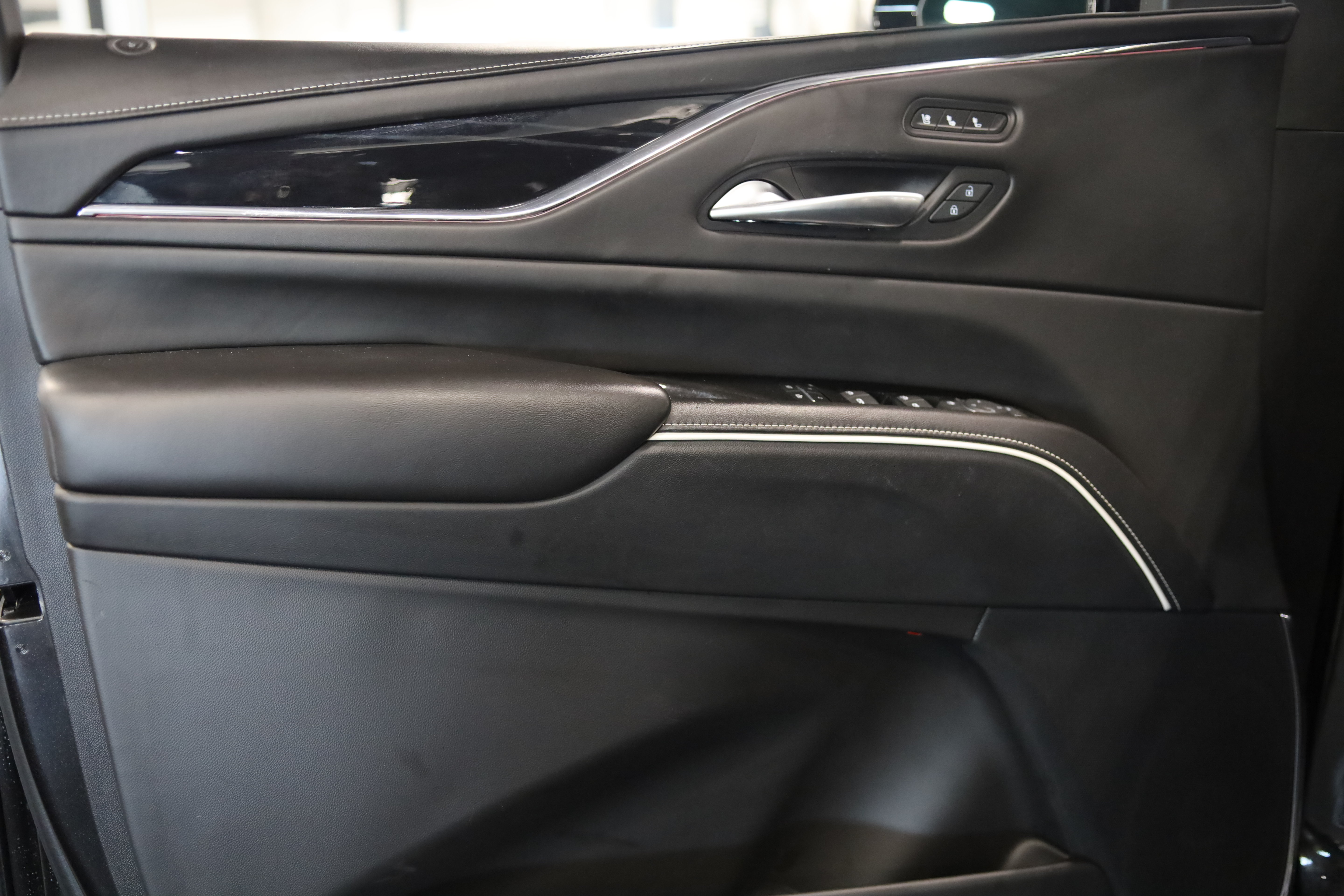 Used 2024 Cadillac Escalade ESV V AWD/4WD image 14