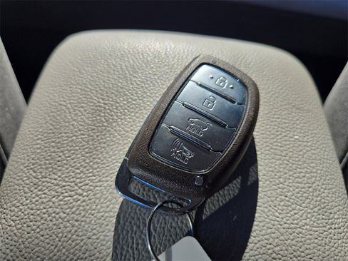 Used 2022 Hyundai Ioniq SE image 32