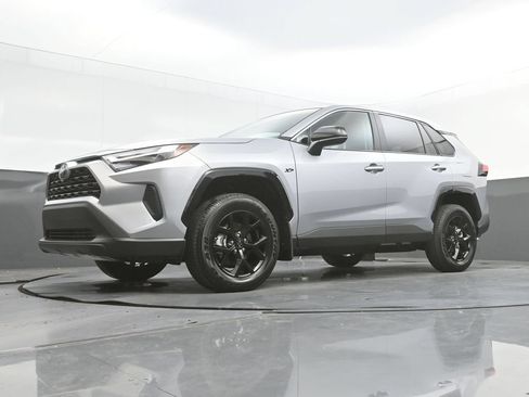 Used 2025 Toyota RAV4 LE FWD image 27
