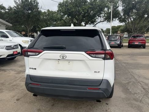 Used 2019 Toyota RAV4 XLE FWD image 6