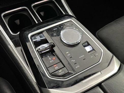 Used 2023 BMW 740i image 15