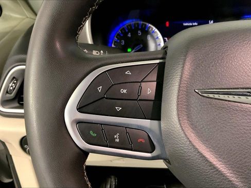 Used 2023 Chrysler Pacifica Touring-L image 18