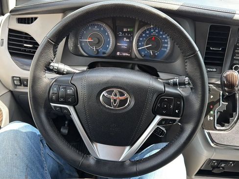 Used 2018 Toyota Sienna XLE AWD/4WD image 10