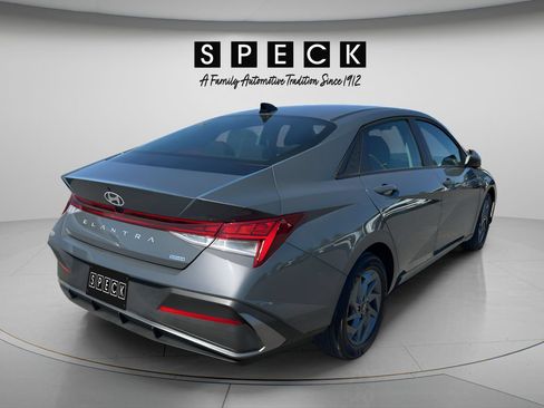 Used 2025 Hyundai Elantra Hybrid FWD image 6