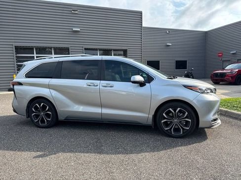 Used 2025 Toyota Sienna Platinum FWD image 3