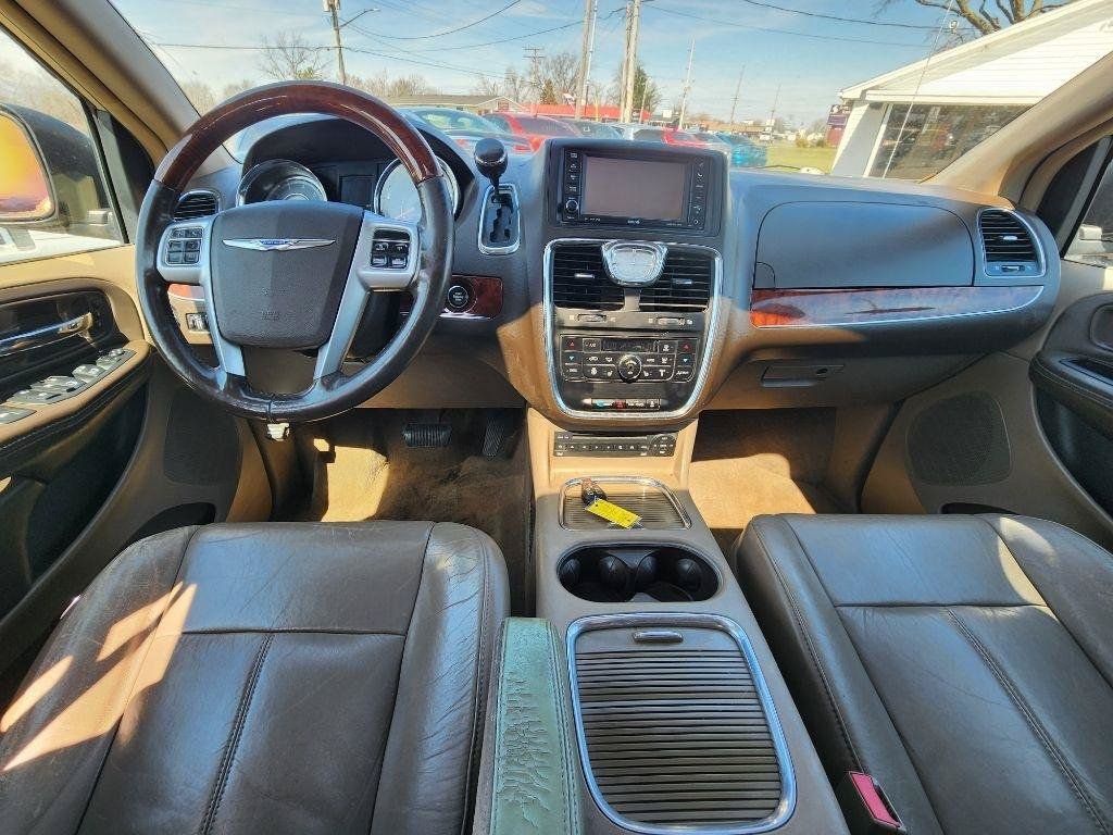 Used 2012 Chrysler Town & Country Limited w/ Luxury Group FWD image 13