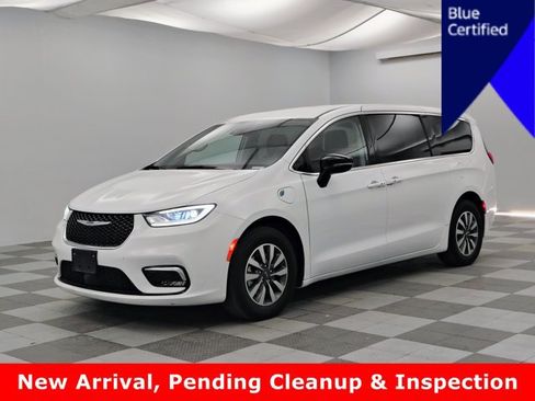 Used 2024 Chrysler Pacifica Limited FWD image 1