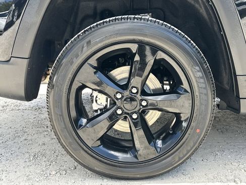 New 2025 Jeep Grand Cherokee Altitude image 17