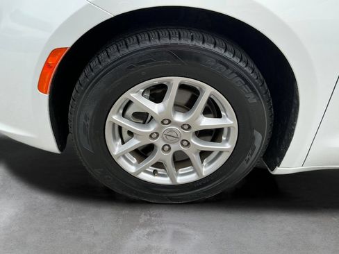 Used 2023 Chrysler Pacifica Touring-L FWD image 10