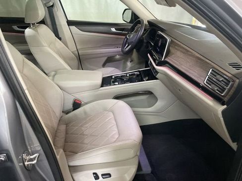 Used 2024 Volkswagen Atlas SEL Premium R-Line image 4