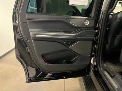 Used 2025 Lincoln Navigator L Reserve w/ Jet Appearance Package AWD/4WD image 35