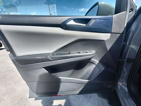 Used 2023 Volkswagen Taos SE w/ Panoramic Sunroof Package FWD image 21