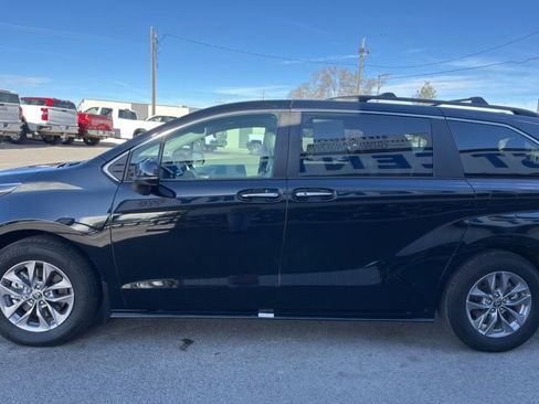 Used 2025 Toyota Sienna XLE w/ XLE Plus Package image 5
