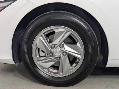 Used 2025 Hyundai Elantra SE image 11