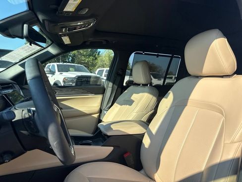 Used 2024 Jeep Grand Cherokee Limited w/ Luxury Tech Group II AWD/4WD image 11