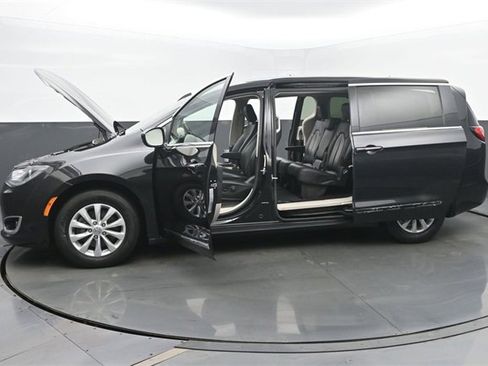 Used 2019 Chrysler Pacifica Touring-L image 55