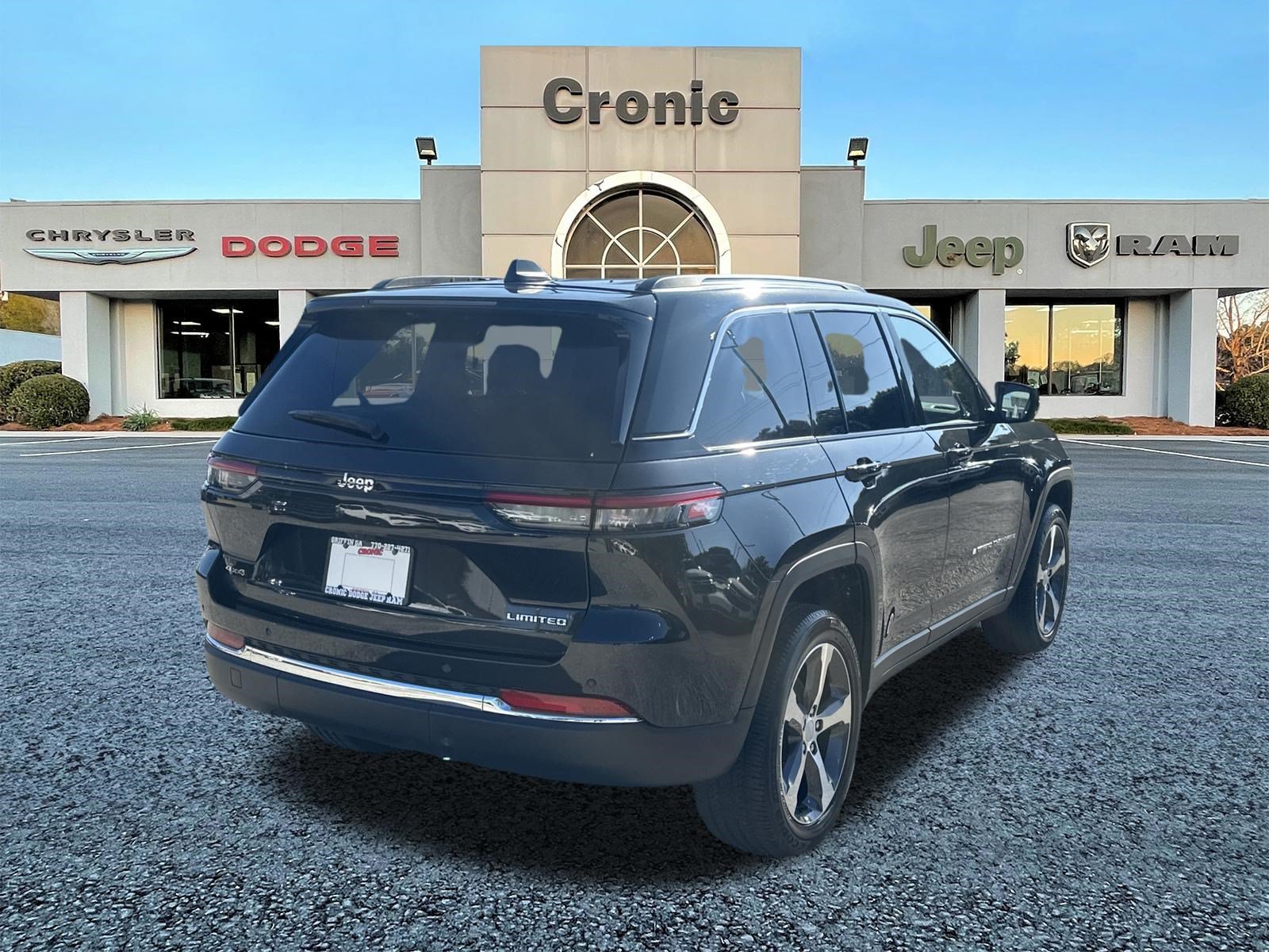 Used 2023 Jeep Grand Cherokee Limited AWD/4WD image 3