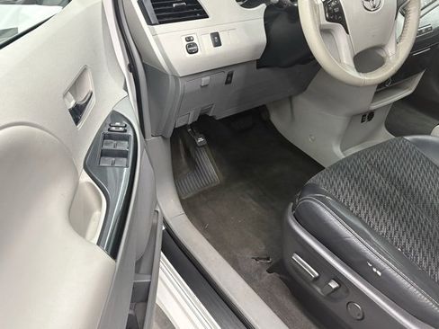 Used 2012 Toyota Sienna SE image 13