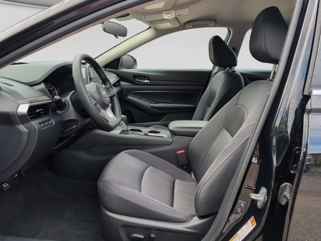 Used 2025 Nissan Altima 2.5 SV FWD image 16