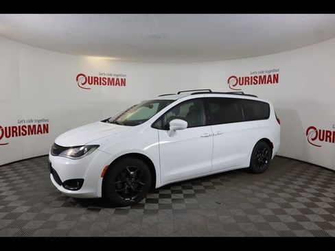 Used 2018 Chrysler Pacifica Touring Plus w/ S Appearance Package image 5