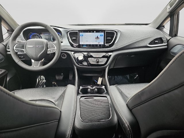 Used 2026 Chrysler Pacifica Limited FWD image 11