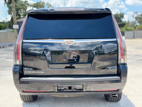 Used 2017 Cadillac Escalade Premium Luxury AWD/4WD image 4
