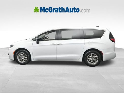 Used 2024 Chrysler Pacifica Touring-L FWD image 26