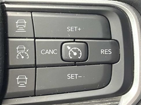 Used 2024 Jeep Wagoneer L Series II RWD image 18