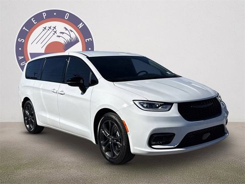 New 2026 Chrysler Pacifica Select image 2