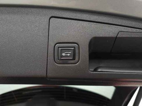 Used 2023 Cadillac XT4 Luxury w/ Cold Weather Package image 7