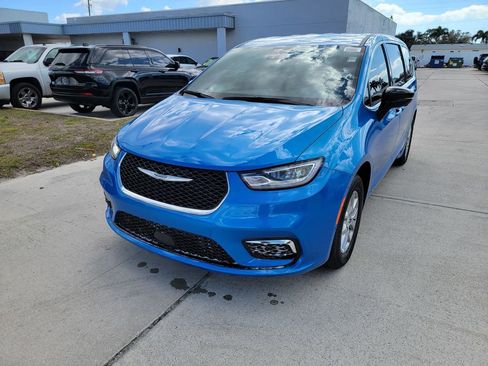 New 2026 Chrysler Pacifica Select FWD image 1