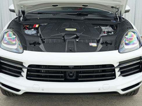 Used 2023 Porsche Cayenne Platinum Edition image 8