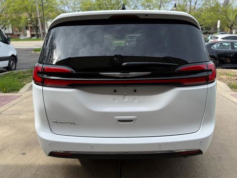 Used 2025 Chrysler Pacifica Select FWD image 6