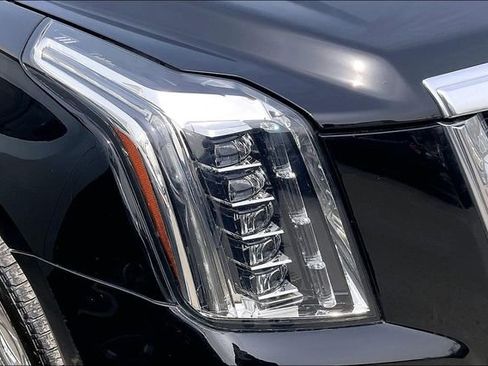 Used 2019 Cadillac Escalade Luxury AWD/4WD image 29