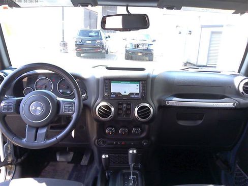 Used 2017 Jeep Wrangler Unlimited Sahara w/ Dual Top Group AWD/4WD image 9