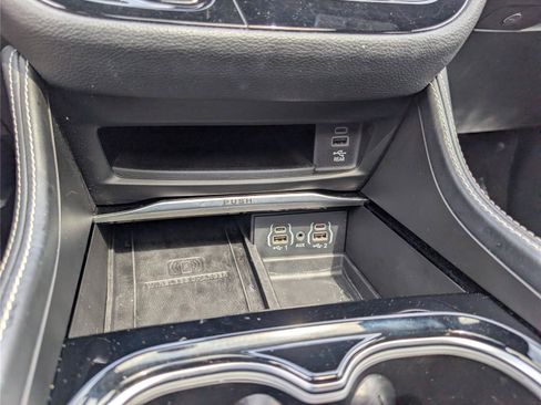 Used 2023 Chrysler Pacifica Limited w/ Uconnect Theater Family Group FWD image 31