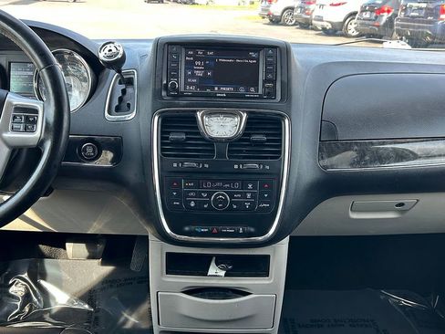 Used 2015 Chrysler Town & Country Touring w/ Driver Convenience Group FWD image 26