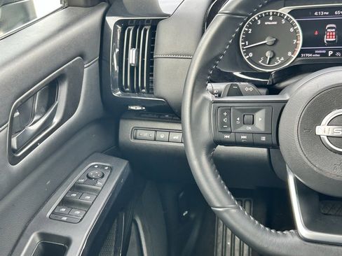 Certified 2025 Nissan Pathfinder SV image 13