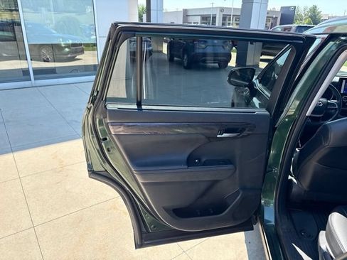 Used 2023 Toyota Highlander Platinum AWD/4WD image 30