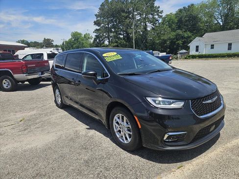 Used 2023 Chrysler Pacifica Touring-L FWD image 3