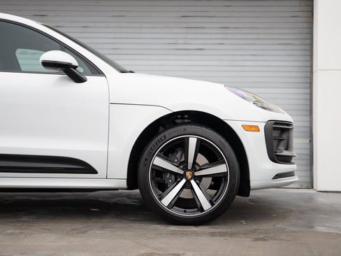 Certified 2025 Porsche Macan image 9