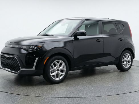 Used 2025 Kia Soul LX w/ LX Technology Package image 3