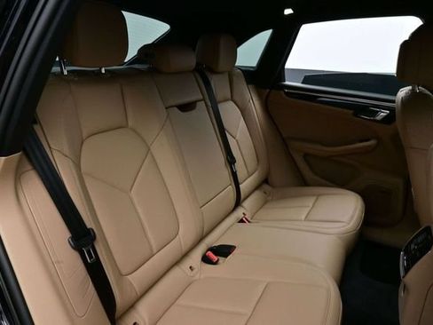Certified 2025 Porsche Macan AWD/4WD image 17