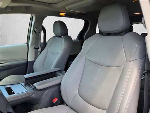 Used 2023 Toyota Sienna Limited AWD/4WD image 11