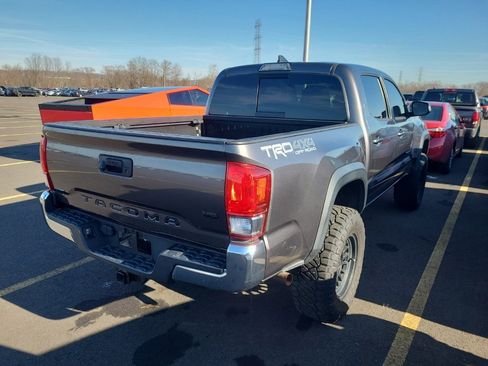 Used 2017 Toyota Tacoma TRD Off-Road image 5